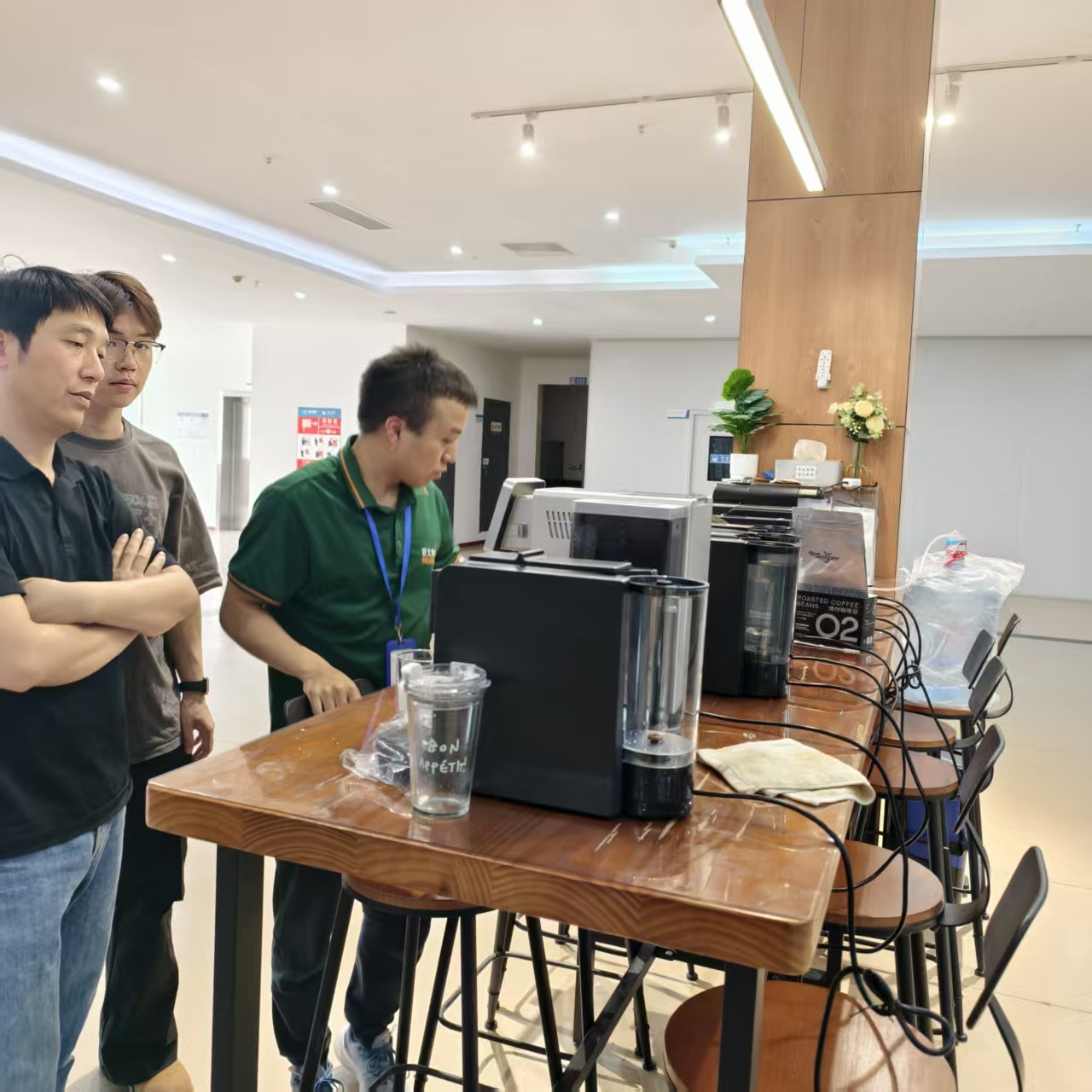 Manajer Umum Aosom E-COMMERCE INC. Tang Nganjang ka Seaver & Mariksa Mesin Kopi Otomatis SV205